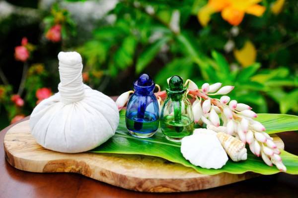 【星のや沖縄】月桃染め体験や月桃スパで心身ともにリフレッシュ「月桃ウェルネス滞在」を開催 ～月桃の花が咲くコースでの乗馬体験や月桃の香りを楽しむ料理を提供～｜開催期間：2023年3月1日～5月31日