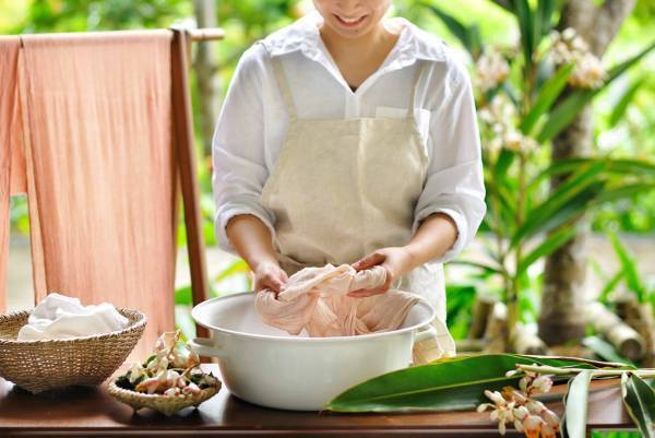 【星のや沖縄】月桃染め体験や月桃スパで心身ともにリフレッシュ「月桃ウェルネス滞在」を開催 ～月桃の花が咲くコースでの乗馬体験や月桃の香りを楽しむ料理を提供～｜開催期間：2023年3月1日～5月31日