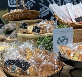 お手頃価格で美味しいパンを販売　 焼きたてベーカリーカフェ　オープンで行列