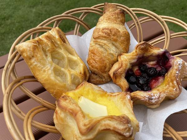 お手頃価格で美味しいパンを販売　 焼きたてベーカリーカフェ　オープンで行列