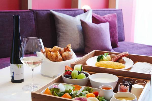 【リゾナーレ八ヶ岳】希少なワインと八ヶ岳のテロワールを堪能できる「ドメーヌ ミエ・イケノ　究極のワインステイ～冬～」提供 ～葡萄の果皮や種子を発酵、蒸留して造るグラッパとボンボンショコラもご用意～｜期間：2022年12月12日～2023年3月31日の平日限定