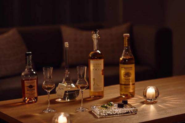 【リゾナーレ八ヶ岳】希少なワインと八ヶ岳のテロワールを堪能できる「ドメーヌ ミエ・イケノ　究極のワインステイ～冬～」提供 ～葡萄の果皮や種子を発酵、蒸留して造るグラッパとボンボンショコラもご用意～｜期間：2022年12月12日～2023年3月31日の平日限定