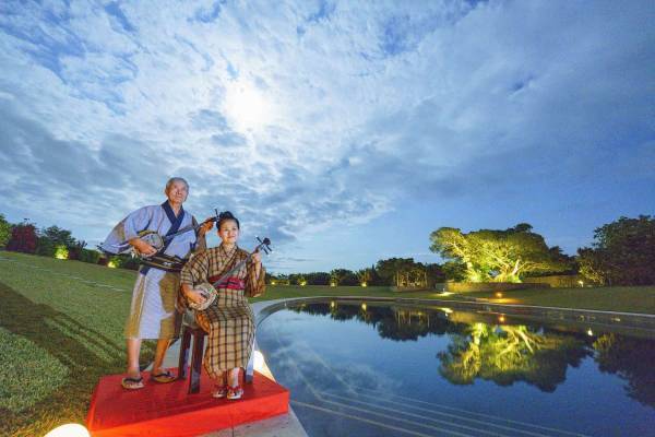 【星のや竹富島】三線の音色が演出する貸し切りプールで幻想的な月を愉しむ「てぇどぅんぬ月見」実施｜期間：2022年9月5～16日、10月6～16日、11月2～14日