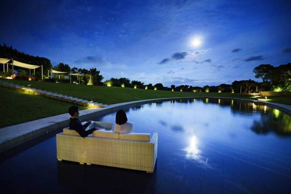 【星のや竹富島】三線の音色が演出する貸し切りプールで幻想的な月を愉しむ「てぇどぅんぬ月見」実施｜期間：2022年9月5～16日、10月6～16日、11月2～14日