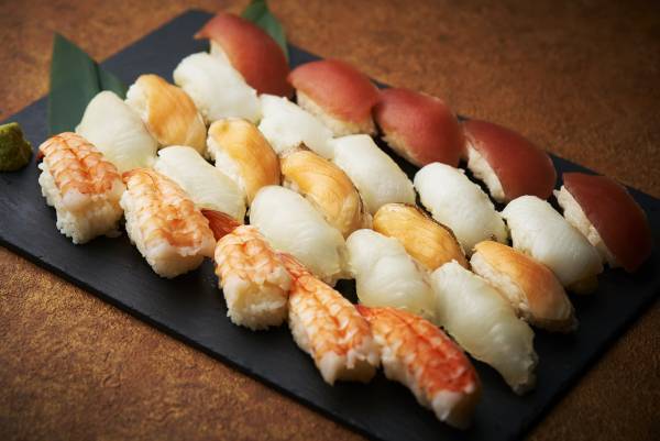 ハワイの風を感じながら、 楽しめるビアテラス開催！ 多種多様なハワイアンテイストのお料理と フラのショーで夏を満喫！