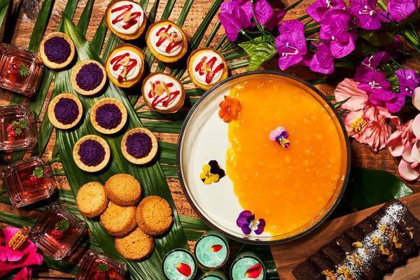 ハワイの風を感じながら、 楽しめるビアテラス開催！ 多種多様なハワイアンテイストのお料理と フラのショーで夏を満喫！