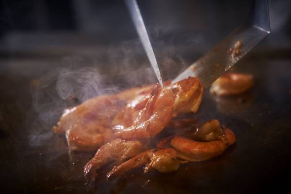 ハワイの風を感じながら、 楽しめるビアテラス開催！ 多種多様なハワイアンテイストのお料理と フラのショーで夏を満喫！