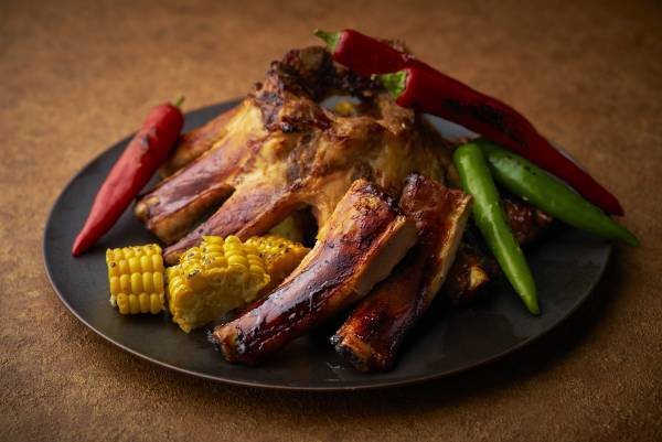 ハワイの風を感じながら、 楽しめるビアテラス開催！ 多種多様なハワイアンテイストのお料理と フラのショーで夏を満喫！