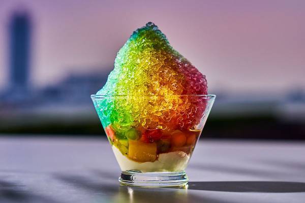 ハワイの風を感じながら、 楽しめるビアテラス開催！ 多種多様なハワイアンテイストのお料理と フラのショーで夏を満喫！