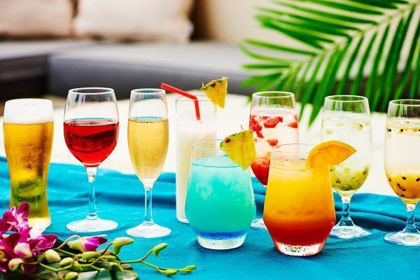 ハワイの風を感じながら、 楽しめるビアテラス開催！ 多種多様なハワイアンテイストのお料理と フラのショーで夏を満喫！