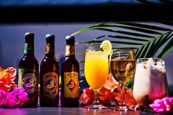 ハワイの風を感じながら、 楽しめるビアテラス開催！ 多種多様なハワイアンテイストのお料理と フラのショーで夏を満喫！