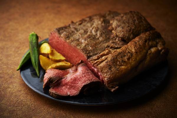 ハワイの風を感じながら、 楽しめるビアテラス開催！ 多種多様なハワイアンテイストのお料理と フラのショーで夏を満喫！