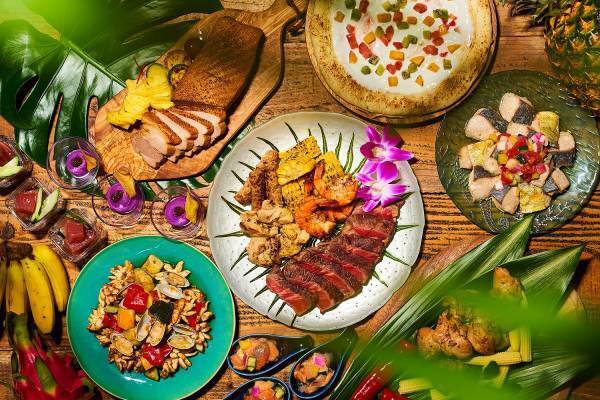 ハワイの風を感じながら、 楽しめるビアテラス開催！ 多種多様なハワイアンテイストのお料理と フラのショーで夏を満喫！