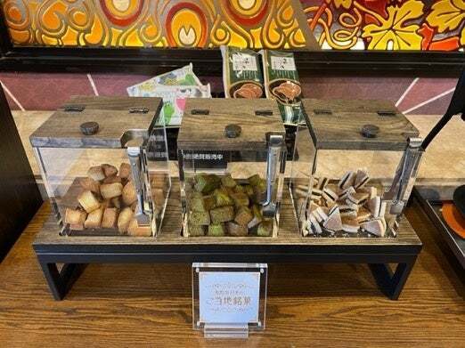 3月1日、ご当地銘菓や銘茶、湯上りビールが楽しめる【無料ラウンジサービス】がスタートした大江戸温泉物語2つの宿。同日、春のまんぞくバイキングもスタート！