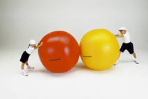 運動会で定番の大玉競技。カラー大玉の9月度の累計販売数量が前月比163%を達成！