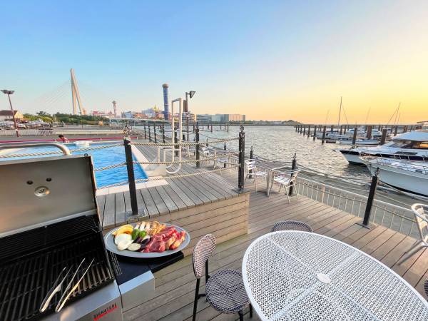 biid（ビード）【プールサイドBBQの予約受付開始】「カフェ&ダイニング ヘミングウェイ大阪」で、海を眺めてプールサイドBBQ！