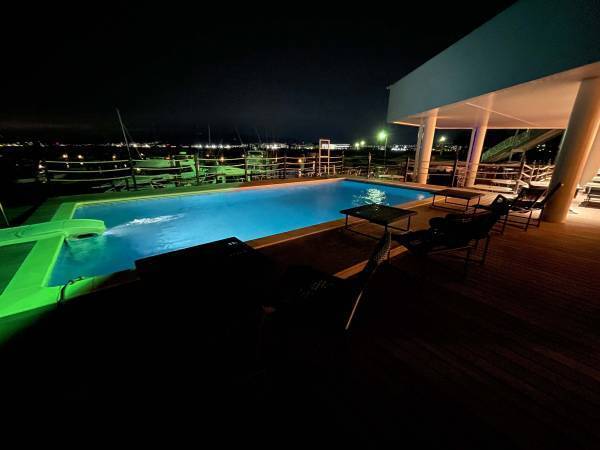 biid（ビード）【プールサイドBBQの予約受付開始】「カフェ&ダイニング ヘミングウェイ大阪」で、海を眺めてプールサイドBBQ！