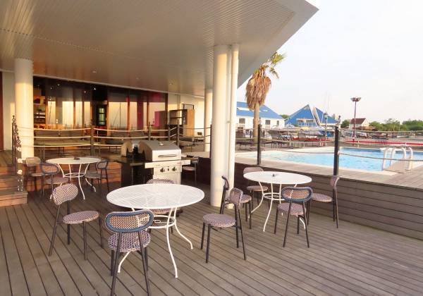 biid（ビード）【プールサイドBBQの予約受付開始】「カフェ&ダイニング ヘミングウェイ大阪」で、海を眺めてプールサイドBBQ！