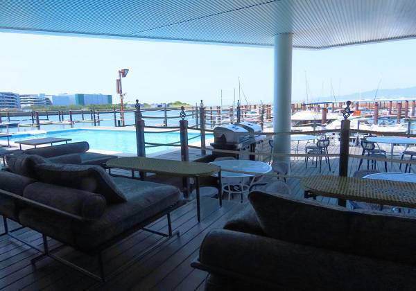 biid（ビード）【プールサイドBBQの予約受付開始】「カフェ&ダイニング ヘミングウェイ大阪」で、海を眺めてプールサイドBBQ！