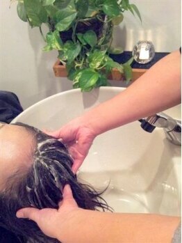 立川駅徒歩1分『ajax』は「ハーブマジックカラー」など髪を労わる施術で人気のヘアサロン！駅近ドットコムで情報を公開中