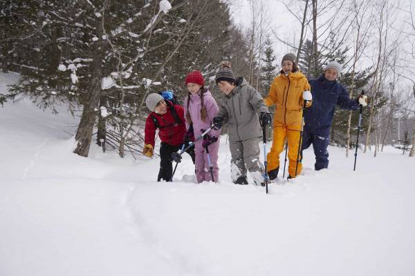 【トマム】スノーシューで森の中を大冒険！野生動物や自然について学べる「白銀のパウダースノーシュー」開催 ～大型テント「パオ」では身体が温まるランチを提供～｜期間：2023年1月3日～9日、3月18日、19日