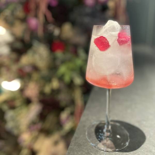 薔薇を味わう！『re:ROSE GINZA7』で残暑に華やかな癒しの一杯を