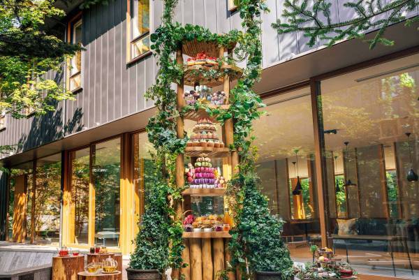 【BEB5軽井沢】見上げるほどの高さがある「BEB特大アフタヌーンティー」が登場！～旬のフルーツや焼き菓子など盛りだくさん！スコーンには8種類のジャムを好きにトッピングして楽しめる～｜期間：2023年3月1日～5月31日