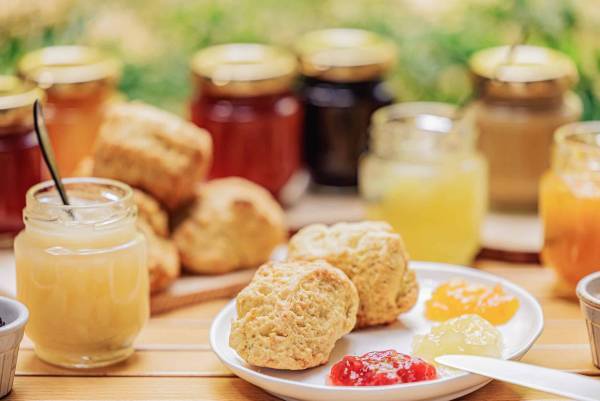 【BEB5軽井沢】見上げるほどの高さがある「BEB特大アフタヌーンティー」が登場！～旬のフルーツや焼き菓子など盛りだくさん！スコーンには8種類のジャムを好きにトッピングして楽しめる～｜期間：2023年3月1日～5月31日