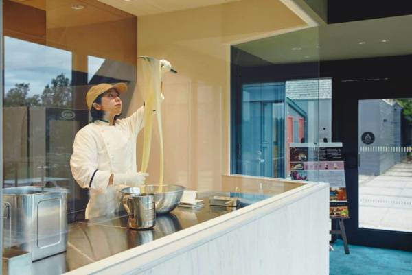 「ファーム星野」の乳製品を味わうファームカフェ 「ファームデザインズ」オープン～牛や羊などの動物が暮らす牧歌的な風景を一望できるカフェ～｜オープン日：2022年9月1日