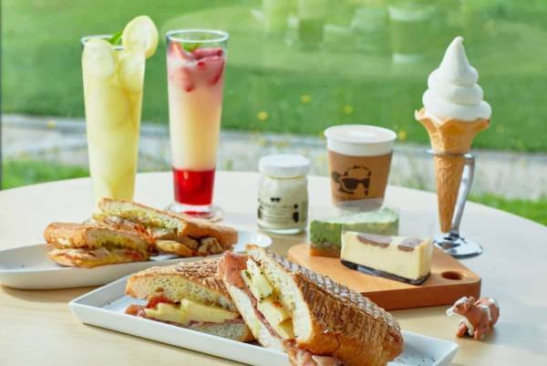 「ファーム星野」の乳製品を味わうファームカフェ 「ファームデザインズ」オープン～牛や羊などの動物が暮らす牧歌的な風景を一望できるカフェ～｜オープン日：2022年9月1日