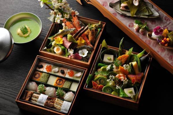 【星のや軽井沢】約300個の花行燈が灯る幻想的な空間で、春の到来を寿ぐ催し「軽井沢 花の宴」開催～幻想的な情景を一望しながら味わう特別夕食が初登場～｜期間：2023年3月1日～4月28日