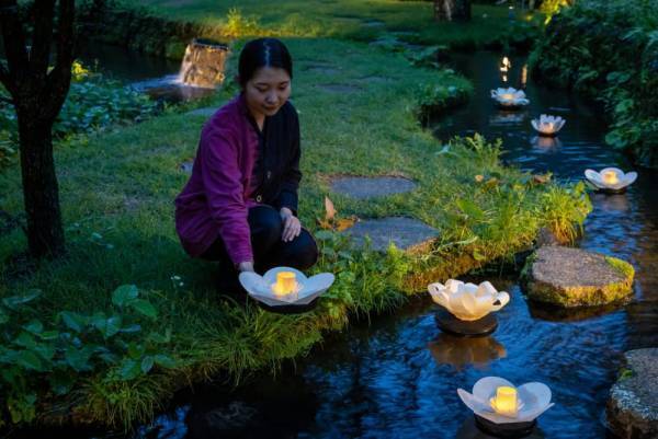 【星のや軽井沢】約300個の花行燈が灯る幻想的な空間で、春の到来を寿ぐ催し「軽井沢 花の宴」開催～幻想的な情景を一望しながら味わう特別夕食が初登場～｜期間：2023年3月1日～4月28日