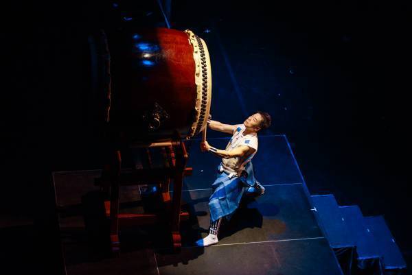 太鼓奏者として50年のキャリアを誇る林英哲が、英哲風雲の会のメンバーとともに三原市芸術文化センターに初登場。