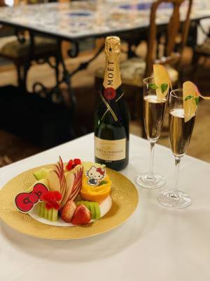 世界最大のりんご型展望シアター「HELLO KITTY APPLE HOUSE」オープン記念 『ハローキティ りんごプラン』本日より予約開始！