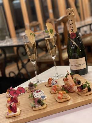 世界最大のりんご型展望シアター「HELLO KITTY APPLE HOUSE」オープン記念 『ハローキティ りんごプラン』本日より予約開始！