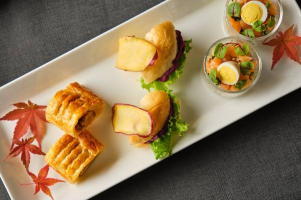 【横浜・大宮】ミニサイズのモンブラン、柿を使用したマカロンなど、 秋の味覚を取り入れた『ハロウィン アフタヌーンティー』販売