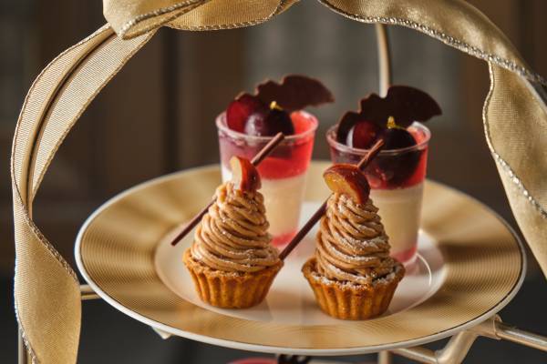 【横浜・大宮】ミニサイズのモンブラン、柿を使用したマカロンなど、 秋の味覚を取り入れた『ハロウィン アフタヌーンティー』販売