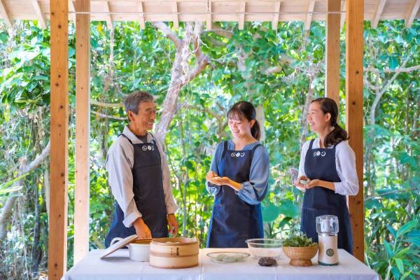 【星のや竹富島】春の島行事「サニズ」から着想した、海辺のピクニック席で波音を聴きながら楽しむ「海辺の清らさピクニック」を実施｜期間：2023年3月1日～5月31日（月、火、金曜日限定）