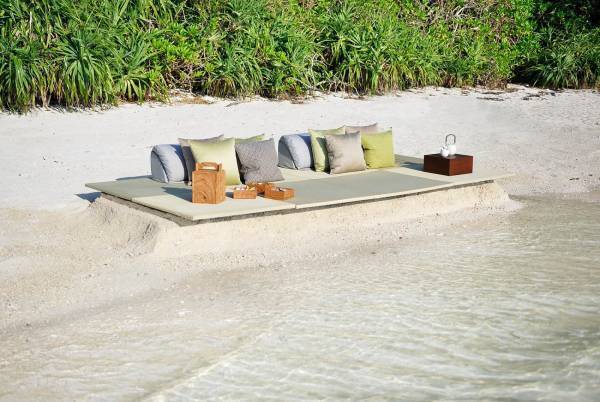 【星のや竹富島】春の島行事「サニズ」から着想した、海辺のピクニック席で波音を聴きながら楽しむ「海辺の清らさピクニック」を実施｜期間：2023年3月1日～5月31日（月、火、金曜日限定）