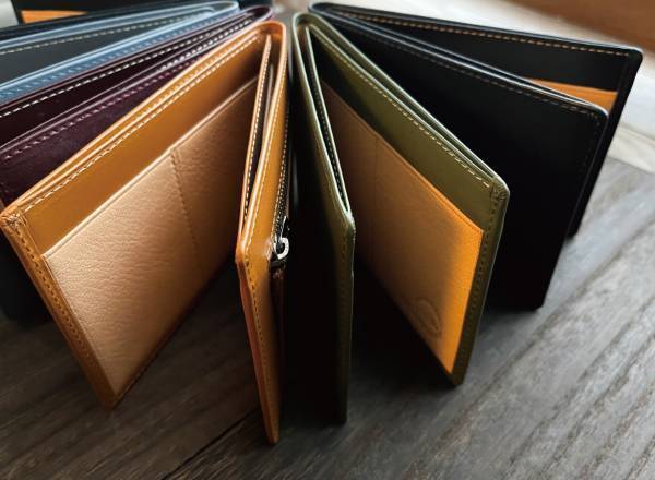 一級革職人と「雑誌通販で大人気のTHINly」がコラボ！上質で軽量化も実現した二つ折れ札入れがMakuakeにて先行予約販売開始！
