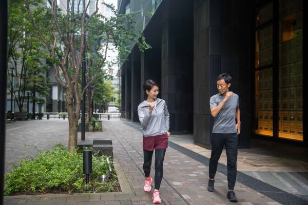 【星のや東京】プロのウォーキングコーチから歩き方をレクチャー！「お江戸ウォーキング滞在」を開催｜期間：2022年3月1日～5月31日