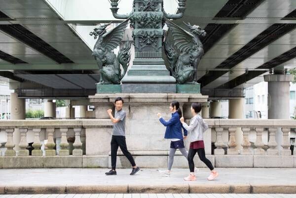 【星のや東京】プロのウォーキングコーチから歩き方をレクチャー！「お江戸ウォーキング滞在」を開催｜期間：2022年3月1日～5月31日