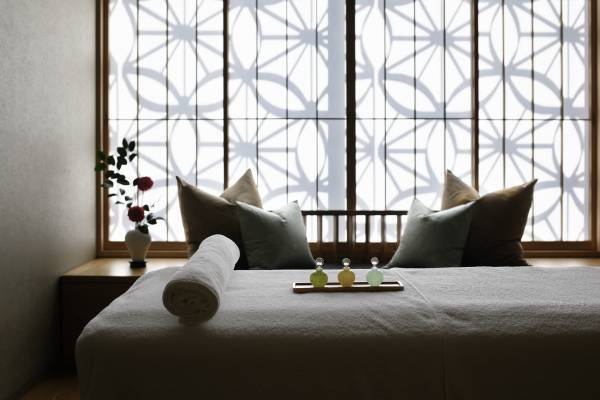 【星のや東京】プロのウォーキングコーチから歩き方をレクチャー！「お江戸ウォーキング滞在」を開催｜期間：2022年3月1日～5月31日