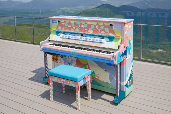 【バンタカフェ】星野リゾートの施設を巡る「旅するLovePiano」、3カ所目はバンタカフェの水平線を一望できる「大屋根デッキ」に設置｜期間：2022年12月1日～25日