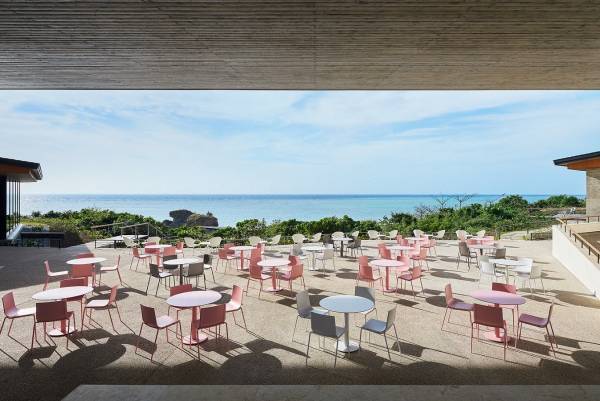 【バンタカフェ】星野リゾートの施設を巡る「旅するLovePiano」、3カ所目はバンタカフェの水平線を一望できる「大屋根デッキ」に設置｜期間：2022年12月1日～25日