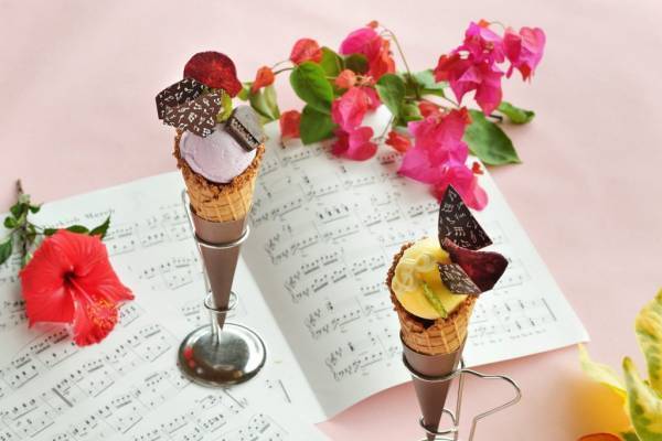 【バンタカフェ】星野リゾートの施設を巡る「旅するLovePiano」、3カ所目はバンタカフェの水平線を一望できる「大屋根デッキ」に設置｜期間：2022年12月1日～25日