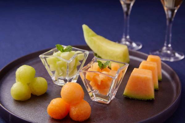 【トマム】メロンとシャンパンのマリアージュを楽しむ「メロンシャンパンフェス」開催　赤肉メロン半玉を使ったかき氷が登場｜期間：2022年6月1日～8月31日