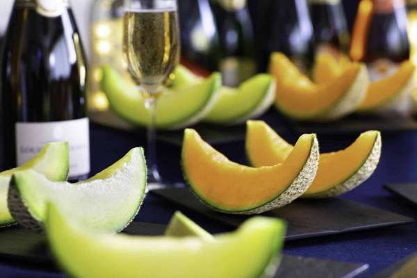 【トマム】メロンとシャンパンのマリアージュを楽しむ「メロンシャンパンフェス」開催　赤肉メロン半玉を使ったかき氷が登場｜期間：2022年6月1日～8月31日