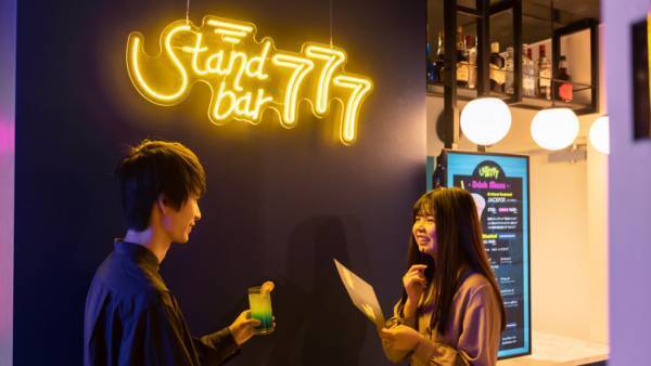 夜の４時間だけオープンするバーで、カクテルと一緒に楽しむ謎解き。世界一謎があるテーマパーク「東京ミステリーサーカス」にて 体験型ゲーム・イベント「Stand bar 777謎解きシリーズ」が 2022年7月29日(金)スタート！
