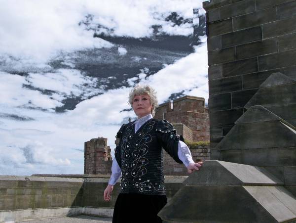 ひとり芝居の先駆者・五十田安希　『語りかけるハムレット』満を持して再演決定　カンフェティで限定割引チケット発売